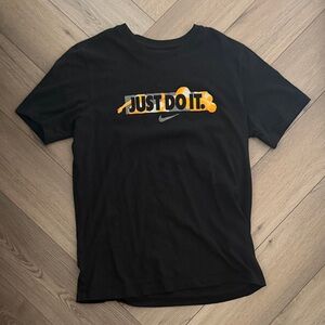 Nike Men’s Black Graphic 'Just Do It.' Medium
